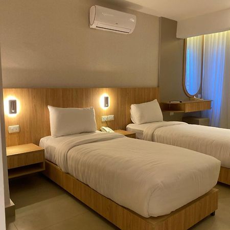 Gardens Hotel Амман Экстерьер фото