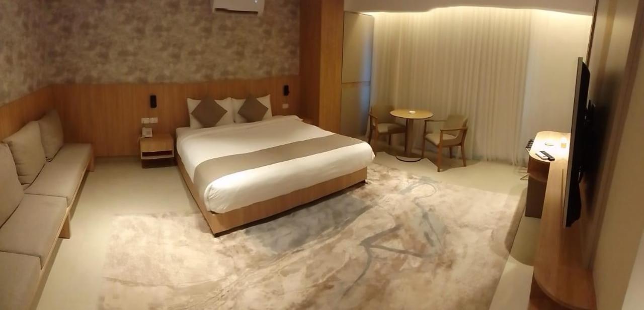 Gardens Hotel Амман Экстерьер фото